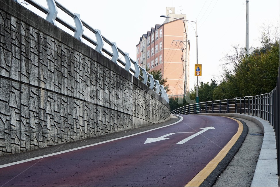 도로,도로표지,직진,유턴,건물,인도,교통,교통수단,traffic,transportation