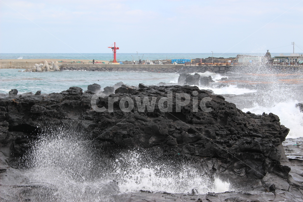 제주도,제주도파도,파도,등대,제주도등대,바다,제주도바다,자연,풍경,nature,landscape,한국자연풍경,한국자연경관,korea nature landscape,제주도,jeju,jeju island,outdoors,옥외,water,물,ocean,대양,sea