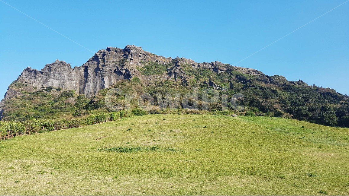 성산일출봉,일출봉,성산,제주도,들판,식물,자연,바람,하늘,구름,풍경,평화,파란색,나무,바위,돌,산,등반,자연,풍경,nature,landscape,한국자연풍경,한국자연경관,korea nature landscape,제주도,jeju,jeju island,outdoors,옥외