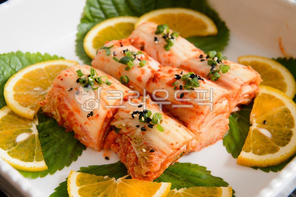 한국음식,배추김치,흰접시,레몬,깻잎,전통요리,짭짤한,발효야채,건강,반찬,아시아요리,전통음식,신선한재료,매운,맛있는,채식주의,풍미있는