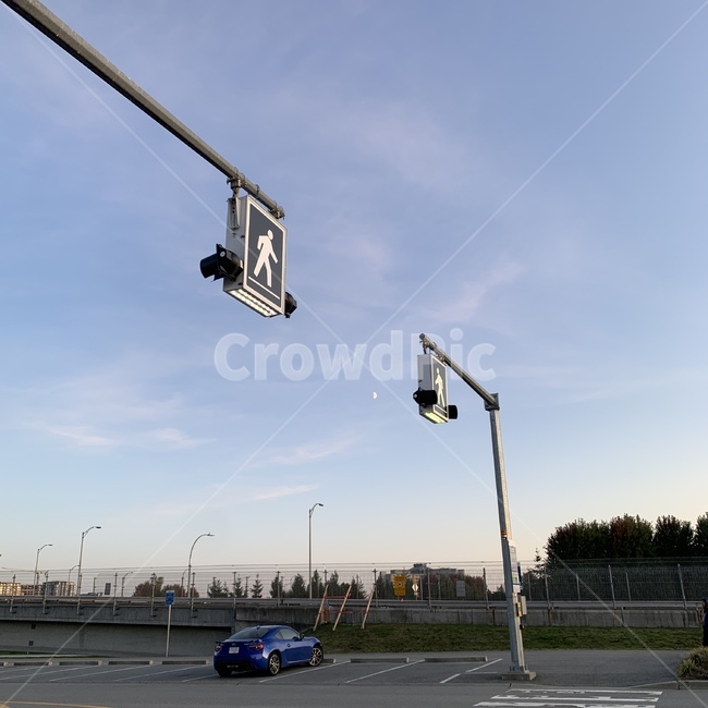 road,길,외국,도로,하늘,노을,구름,표지판,건널목,횡단보도,신호등,교통,교통수단,traffic,transportation
