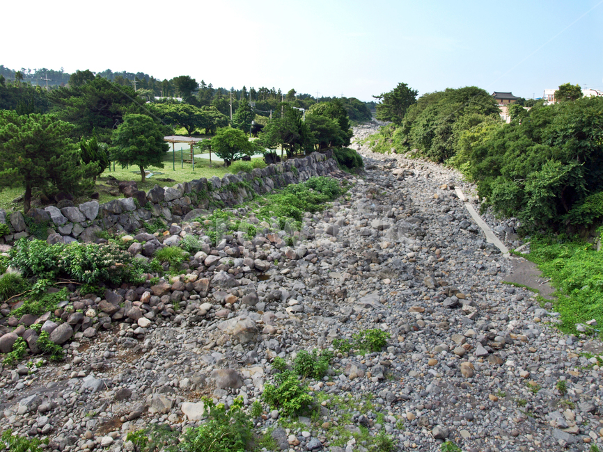건천,제주,올레6코스,올레길,하천,서귀포시,자연,풍경,nature,landscape,gravel,자갈,dirt road,흙길,road,도로,rubble,파편,ground,바닥