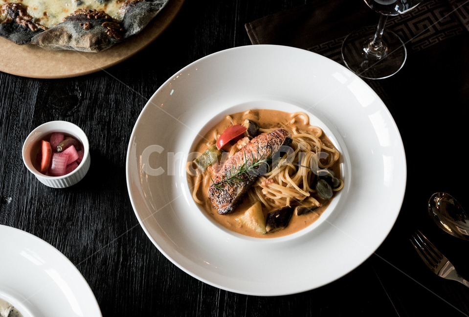 연어스파게티,로제스파게티,로제파스타,퓨전요리,연어,레스토랑음식,파스타,로제소스,연어구이,음식,식재료,요리,food,cook,meal,dishes,food reserves,면류,면요리,noodles,양식,서양음식,서양요리,western food,western dishes,western meal,western cook