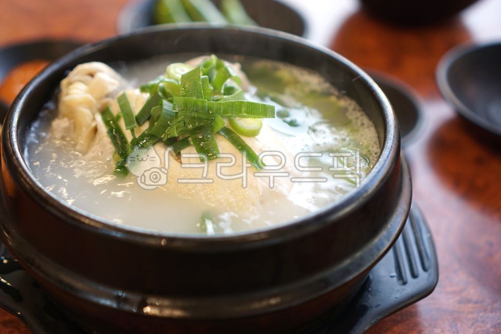 삼계탕,보양식,복날삼계탕,복날,초복,중복,말복,삼복,삼복더위,뚝배기,뚝베기,영계,대파,아삭고추,된장,쌈장,깍두기,food,음식,meal,식사,dish,접시,bowl,그릇,chicken