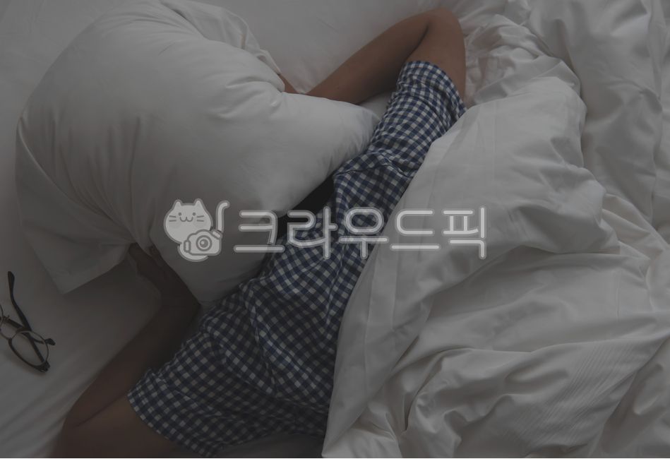 bed,Asian,white,back view,irritability,daily life,morning,upper body,pajamas,person,oversleeping,sleeping at night,adult,inconvenience,daytime,woman,lazy,concept,sleeping habits,house,sleeping,holding,trace,gray,upstairs,indoors,noise,annoyed,Adult,checke