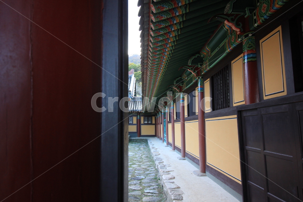 corridor,복도,절,기와,조용함,temple,건물,building,한국전통,한국문화,korean traditional,korean culture
