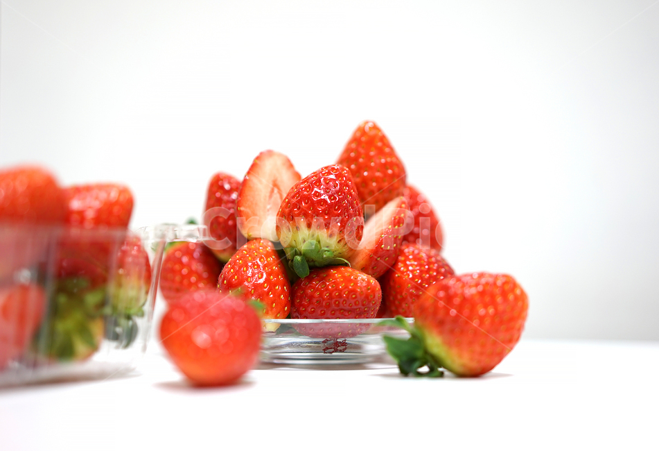 딸기,strawberry,과일,음식,겨울철과일,빨강,레드,red,베리,신선,스트로베리,음식,식재료,요리,food,cook,meal,dishes,food reserves,과일,열매,fruit