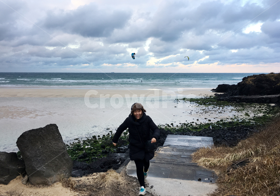 겨울,겨울바다,여성,사람,인간,구름,cloud,sea,바다,winter,패러글라이딩,신남,즐거움,person,human,달리기,제주도,jeju
