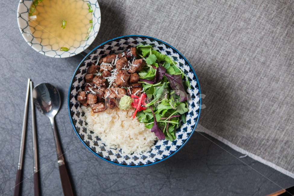 스테이크덮밥,스테이크,새싹,음식,덮밥,일식,한식,퓨전,음식,식재료,요리,food,cook,meal,dishes,food reserves
