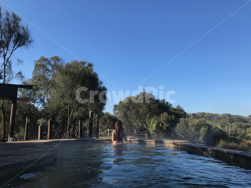 온천,온천탕,여자,스파,하늘,sky,spa,노천탕,휴가,물,water,tree,나무,nature,자연,푸른하늘,파란하늘,야외온천,뒷모습,사람,인물,인간,human,person,여성,여자,woman,female,lady