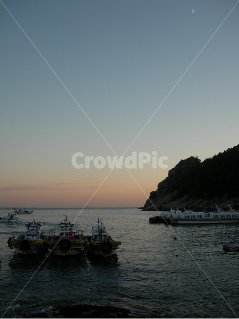 배,바닷가,노을,바다,선착장,하늘,달,섬,boat,beach,marina,island,sky,moon,sea,sunset
