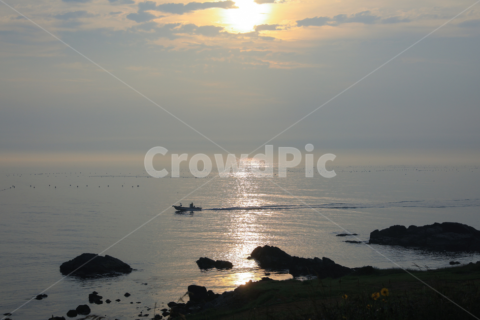 바다,어선,일출,물결,양식장,배,구름,태양,cloud,sun,boat,sea,ocean,오랑대,기장,부산,fishingboat,wave,빛반사,어부,자연,감성,자연,풍경,nature,landscape