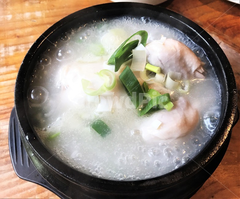 한국음식,삼계탕,닭요리,음식,먹다,맛있는,따뜻한,국물,보양식,전통적인,koreanfood,chickendish,food,eating,delicous,hot,soup,korea,음식,식재료,요리,food,cook,meal,dishes,food reserves,한식,한국음식,한국요리,korean food,korean dishes,korean meal,korean cook