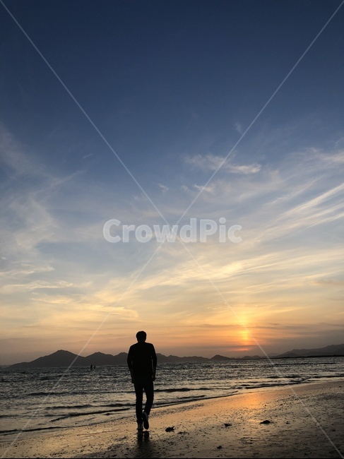 노을,바다,해질무렵,쓸쓸,뒷모습,여름바다,여름,남자뒷모습,잔잔함,마무리,하루끝,부산,저녁노을,밤바다,사람,인물,인간,human,person,남성,남자,man,male,인물실루엣,사람실루엣,character silhouette,human silhouette,nature,자연,outdoors,옥외