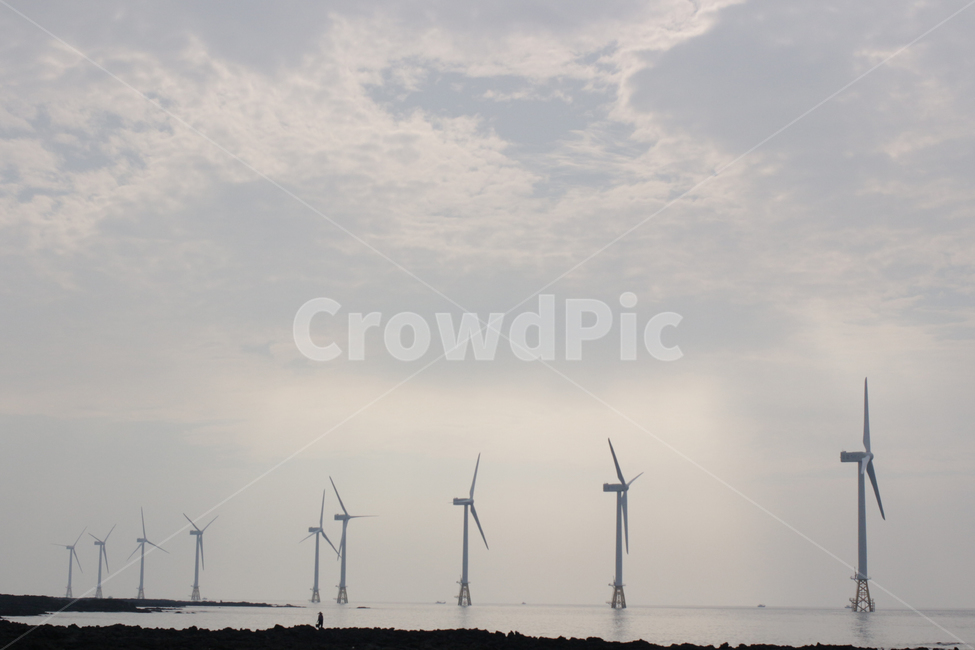 풍력발전기,제주도,구름,거대함,흰색,산업,industry,industrial,에너지산업,energy industry,machine,기계,motor,모터,engine,엔진