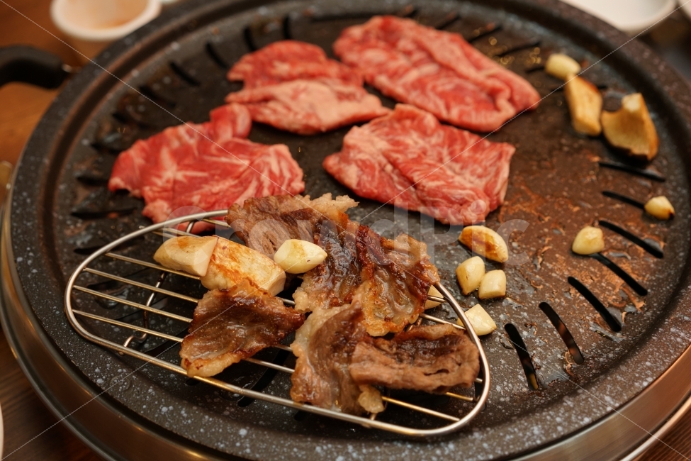 식사,고기,소고기,술자리,모임,육류,소,먹방,푸드,구이,만남,육즙,육질,맛집,풍미,한끼,한잔,갈비,마늘,음식,식재료,요리,food,cook,meal,dishes,food reserves,육류,고기,meat,한식,한국음식,한국요리,korean food,korean dishes,korean meal,korean cook