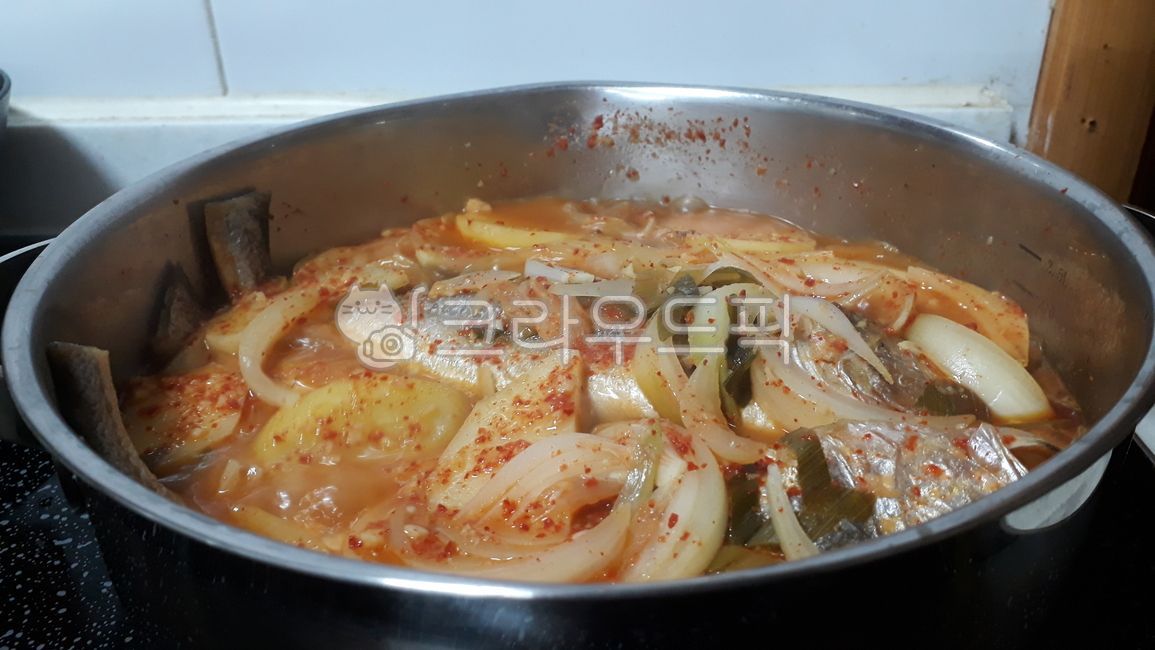 meal,stew,조기조림,조기찌개,조기,매운,따뜻한,뜨거운,hot,bowl,냄비,한국음식,전통음식,traditionalfoods,food,dish,요리,음식,감자,potatos,onions,양파,얼큰한,spicy,closeup