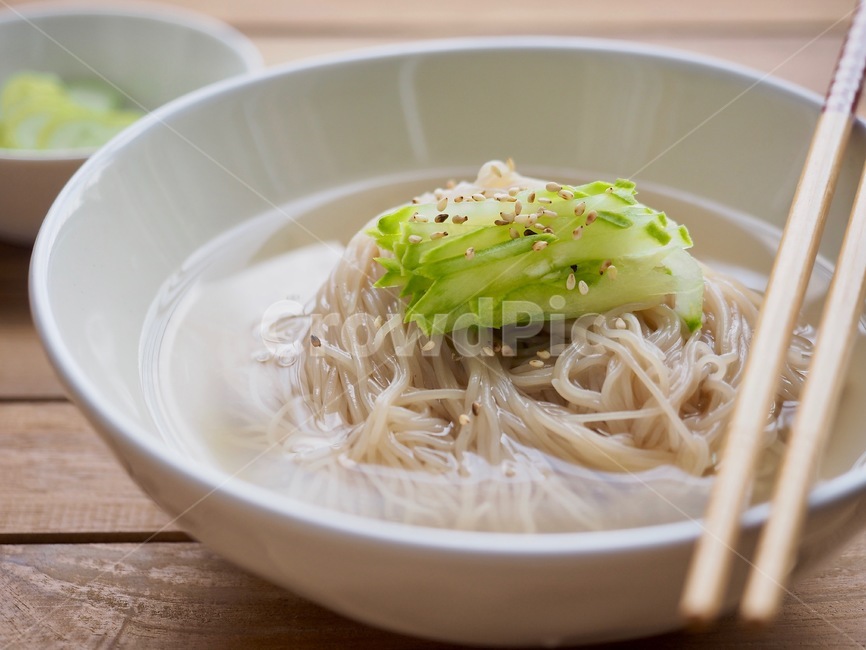 냉면,물냉면,여름음식,시원한음식,국수,누들,오이,한국음식,식품,한식,한국문화,음식,한국,배경,음식문화,웰빙,문화,아시아,아시아음식,접시,전통,젓가락,음식,식재료,요리,food,cook,meal,dishes,food reserves,면류,면요리,noodles,한식,한국음식,한국요리,korean food,korean dishes,korean meal,korean cook