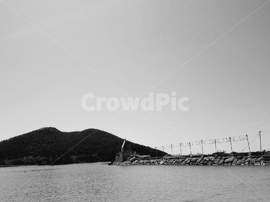 바다,섬,흑백,자연,선착장,sea,자연,풍경,nature,landscape,흑백,모노톤,monochrome,black and white,water,물,land,땅,outdoors,옥외,ocean,대양,shoreline,해안선,waterfront,워터 프론트