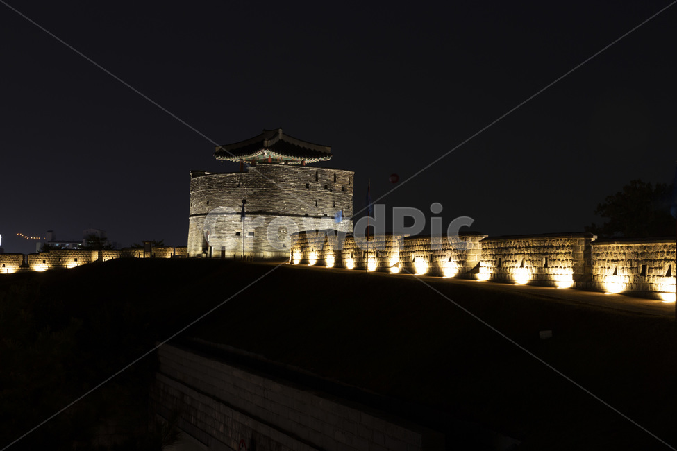 수원,화성시,팔달구,수원화성,야경,landscape,화성성벽,팔달문,밤,nightscape,랜드마크,한국관광지,관광지,명소,유네스코세계문화유산,조선시대건축물,traditional,architecture,construction,building,창룡문,야경,밤,풍경,nightscape,night,landscape,한국전통,한국문화,korean traditional,korean culture,랜드마크,landmark,tourist attraction,한국랜드마크,한국관광지,한국명소,korea landmark,korea tourist attraction