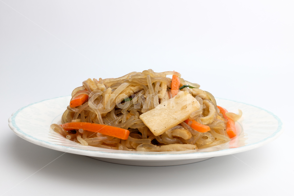 잡채,당면,야채,채소,간장,참기름,볶음,당근,버섯,음식,맛있는,느끼한,간장양념,볶음요리,요리,파,양파,고소한,반찬,면요리,면,갈색,부드러운,짭짤한,국수,한국문화,한국음식,접시,고기,볶은,음식,식재료,요리,food,cook,meal,dishes,food reserves,한식,한국음식,한국요리,korean food,korean dishes,korean meal,korean cook