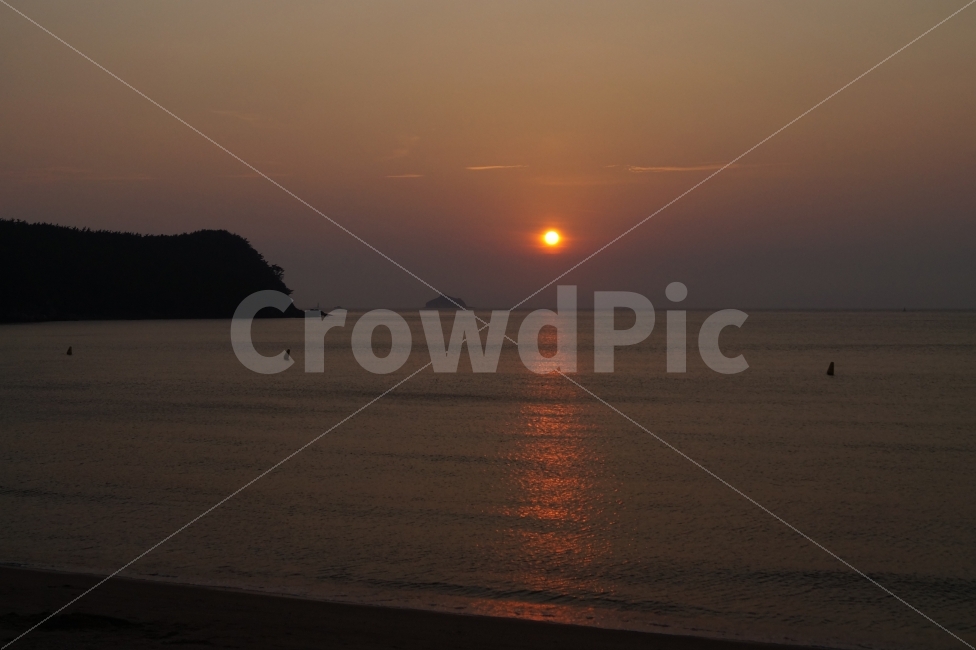 노을,해,섬,자연,하늘,구름,자연,풍경,nature,landscape,한국자연풍경,한국자연경관,korea nature landscape,해변,바다,beach,sea,outdoors,옥외,sunlight,햇빛,red sky,붉은 하늘,dawn,새벽,sunset,일몰,sky,dusk,황혼