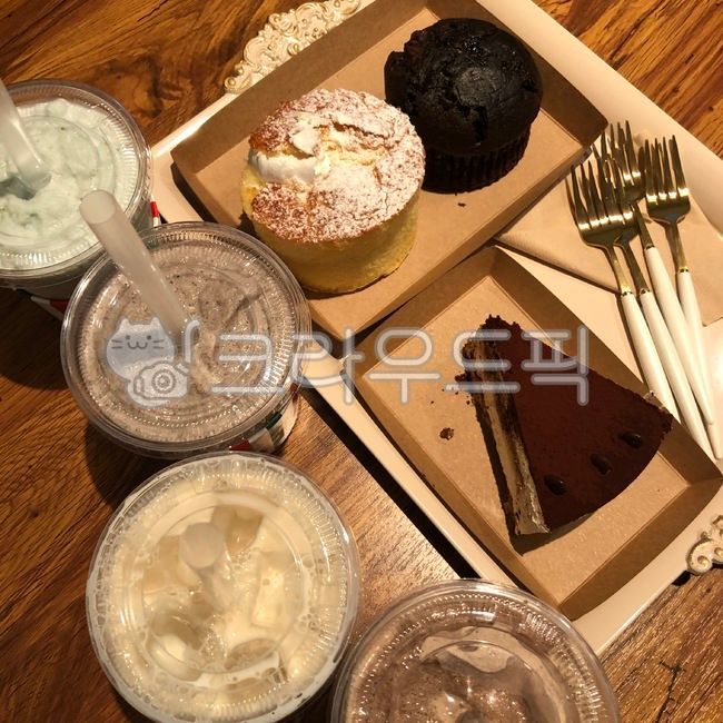 cafe,Chocolate Muffin,dessert,cake,beverage,coffee,castella,tiramisu,muffin