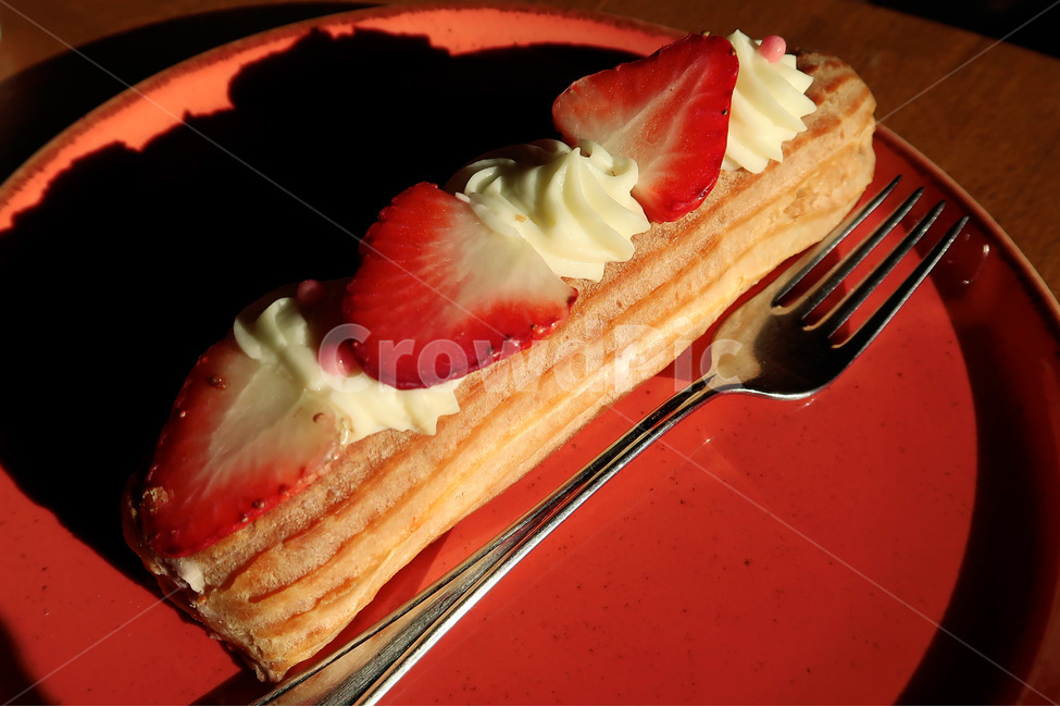 에끌레어,red,eclaire,딸기,디저트,color,색,색감,색채,빨강,strawberry,dessert,bakery,빵,베이커리