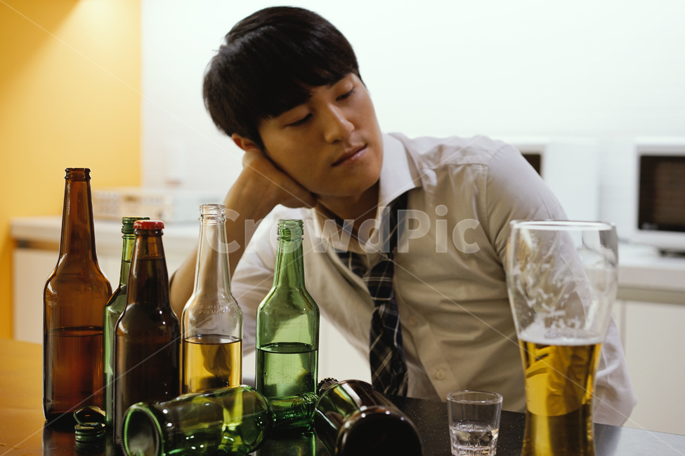 남성,남자,술,음주,과음,숙취,알콜,소주,맥주,비어,술병,술잔,사람,인물,인간,human,person,남성,남자,man,male,술,주류,alcohol