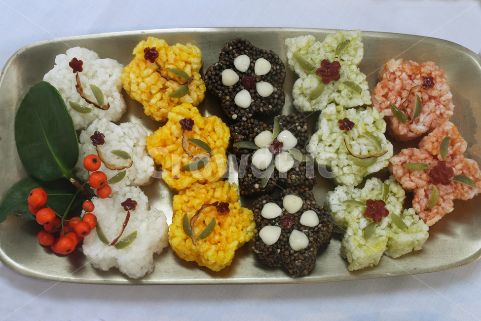 green,레스토랑,간식,백,토마토,구운,전통음식,한국전통,맛있는,다과,한국,디저트,쌀과자,후식,달콤한,꽃모양,잣,대추,다채로운