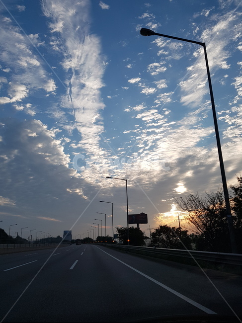 하늘,도로,구름,일몰,신호등,아스팔트,고속도로,tarmac,타맥,highway,고속도로,asphalt