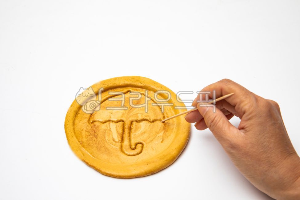 squid game,candy,snack,Korean traditional food,squid game character xj,old snacks,oldfashiionedsweets,Snacks,Dalgona,human,squidgame,mainbeak,falgonagame,star,belt,umbrella,banding,Making dalgona,squidgamecharacter,koreantraditionalfood,draw,food,Beef bow