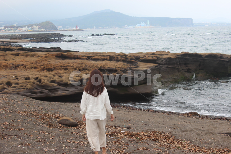 여자,바다,뒷모습,제주도,제주,서귀포,쓸쓸함,고독,제주바다,해변,jejuisland,jeju,인물,사람,인물,인간,human,person,여성,여자,woman,female,lady,여행,휴가,traveling,vacation,trip