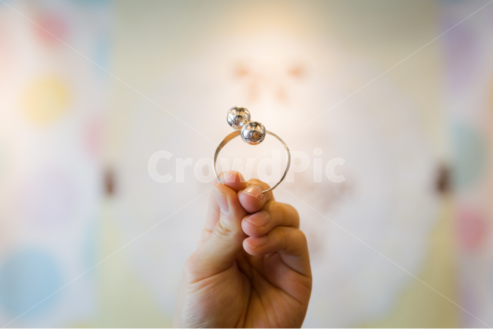 방울,팔찌,돌스냅,돌잔치,악세사리,사람,인물,인간,human,person,신체일부,몸,body,사물,물건,오브젝트,thing,object,matter