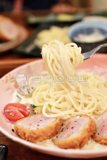 스파게티,파스타,크림파스타,안심카츠,안심돈까스,돈까스,noodle,면발,면류,크림파스타안심카츠,food,음식,meal,식사,dish,접시,포크,fork,돼지고기,meat,cutlet,커틀렛