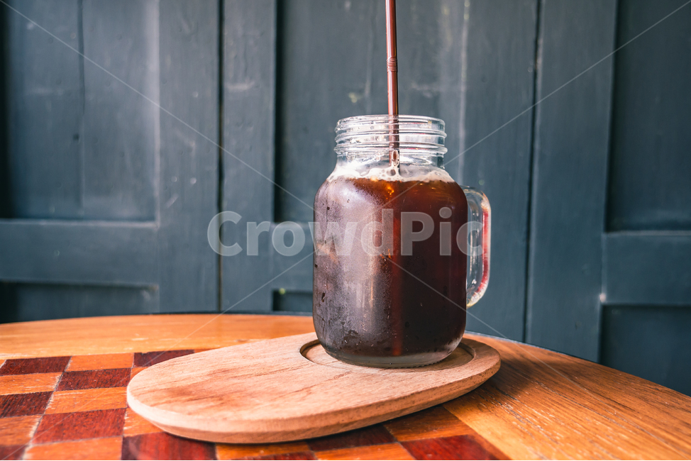 아메리카노,아이스,원목테이블,원목,음료,카페,아이스아메리카노,컵,유리컵,얼음,ice,cafe,coffee,icecoffee,americano,롱블랙,longblack,커피,체크무늬테이블,빨대,여름,커피,카페,coffee,cafe,감성,sensible,feeling,색깔,색상,색채,색감,color sense,color sensitivity,feeling of color