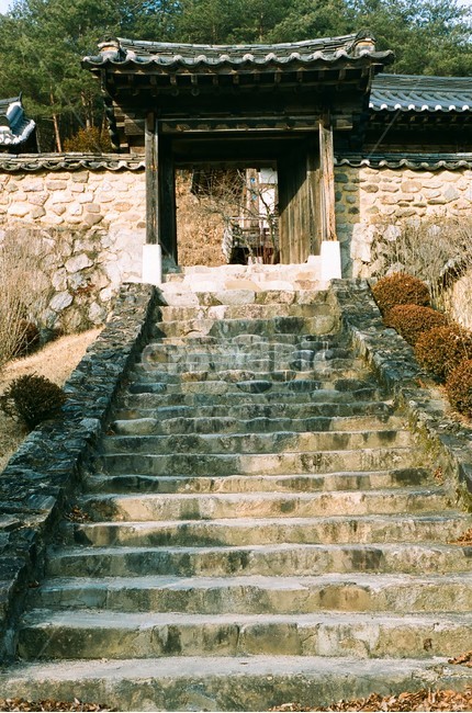 계단,한옥,도깨비,돌계단,대문,한국전통,한국문화,korean traditional,korean culture,건축물,건물외관,exterior,building,structure,architecture,construction