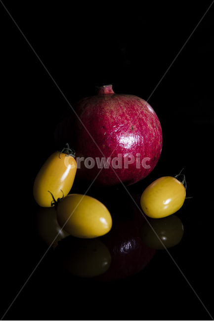 석류,토마토,과일,pomegranate,tomato,붉은색,빨강,노란색,노랑,검은배경,red,yellow,누끼,음식,식재료,요리,food,cook,meal,dishes,food reserves