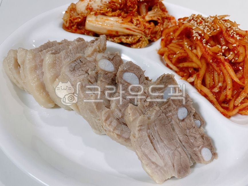 보쌈,수육,삶은고기,돼지고기,돼지,고기,육류,무생채,생채김치,오돌뼈,무생채김치,생채,배추김치,채장아찌,채장아치,겉절이,양념,참깨,깨,음식,식사,그릇,food,plate,meal,pork,meat,sesame