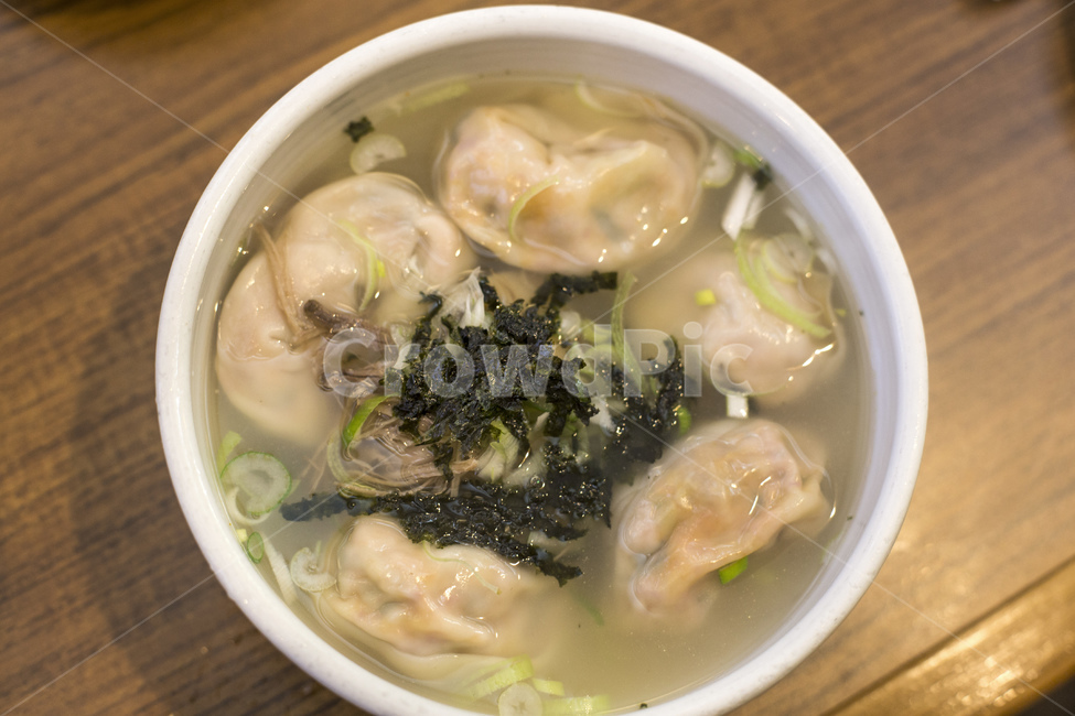 만두,음식,손만두,김치만두,찐만두,만두피,만두속,만둣국,만두국,궁물,국물,사골국물,음식,식재료,요리,food,cook,meal,dishes,food reserves