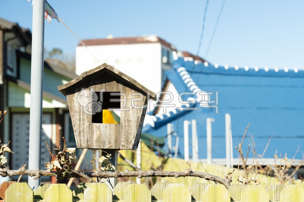 laundry tally,aprefabricatedbuilding,ablueroof,prefabricated building,blue roof,building,mailbox,blue,aclothespeg,clothesline,telephone pole,laundryline,telephonepole,apartment