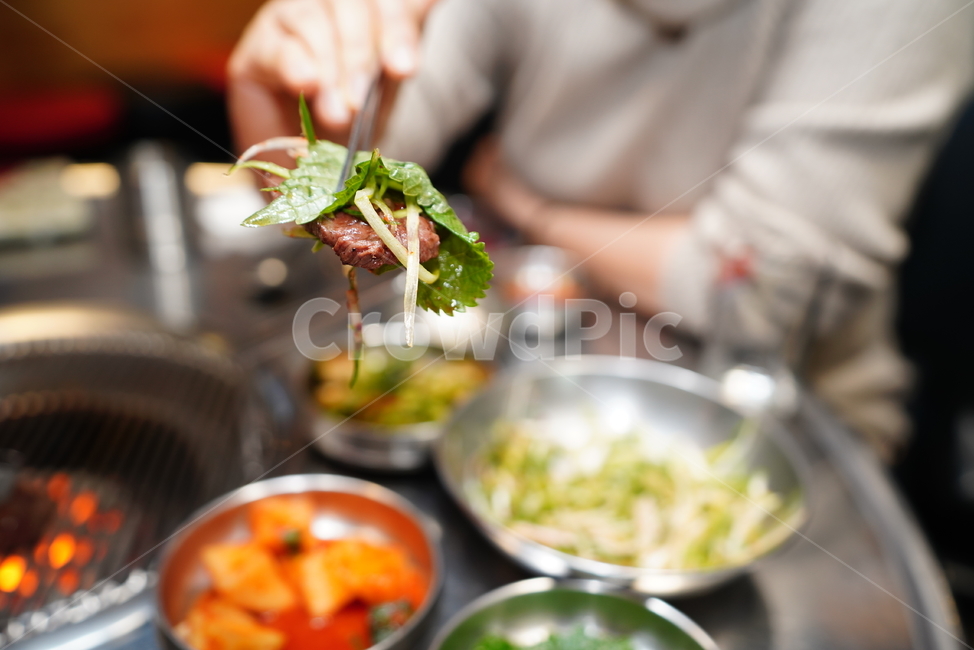 고기,육류,안주,먹거리,안줏거리,육식,한우,구이,한식,먹방,푸드,음식,소,식사,사람,인물,인간,human,person,신체일부,몸,body,음식,식재료,요리,food,cook,meal,dishes,food reserves