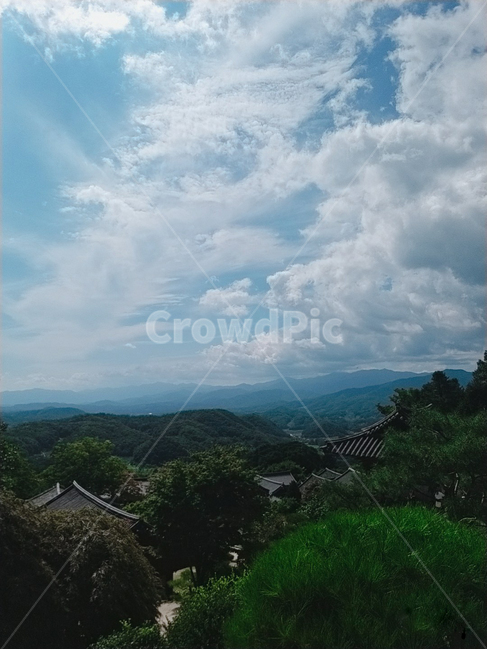 하늘,구름,나무,outdoors,plant,식물,옥외,vegetation,초목,한국전통,전통,기와,산,tree,흰색,파랑,초록,잔디,부석사,경치,landscape,scenery,풍경,nature,자연