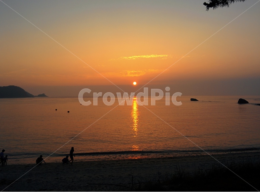 노을,석양,바다,하늘,태양,해,사람,풍경,자연,풍경,nature,landscape,해변,바다,beach,sea,sunlight,햇빛,outdoors,옥외,dawn,새벽,sunset,일몰,red sky,붉은 하늘,sky,dusk,황혼