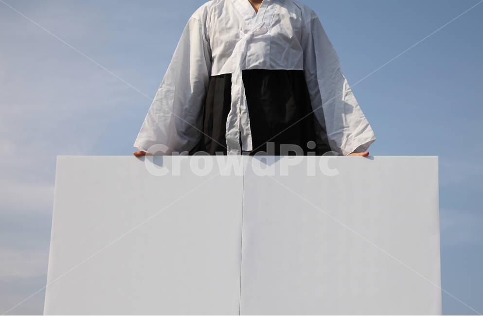 삼일운동,31운동,31운동,삼일절,31절,31절,한복,저고리,여자,여성,피켓,시위,피켓시위,저항,일인시위,1인시위,1인,일인,전통,한국,한국전통,전통옷,빈칸,비어있는,종이,도화지,사람,인권,배경,백그라운드,광고,광고판,하늘,야외,실외,주장,주장하다