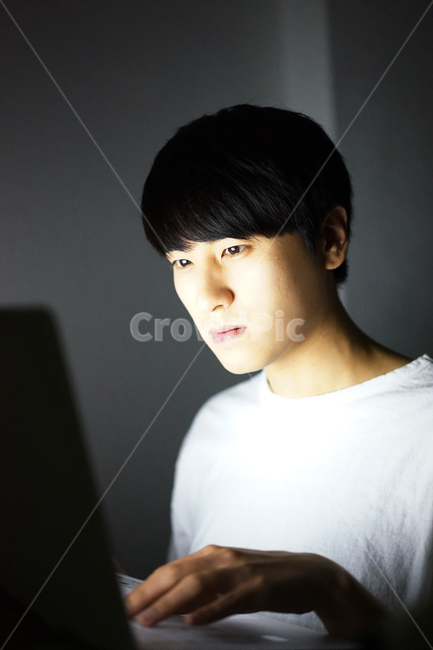 중독,인터넷중독,컴퓨터중독,게임중독,남자,게임,게이머,밤샘,addiction,gamer,game,computer,man,사람,인물,인간,human,person,얼굴표정,facial expression,face,남성,남자,man,male,정보통신기술,전자기기,전자제품,it,information,technology,electronic equipment