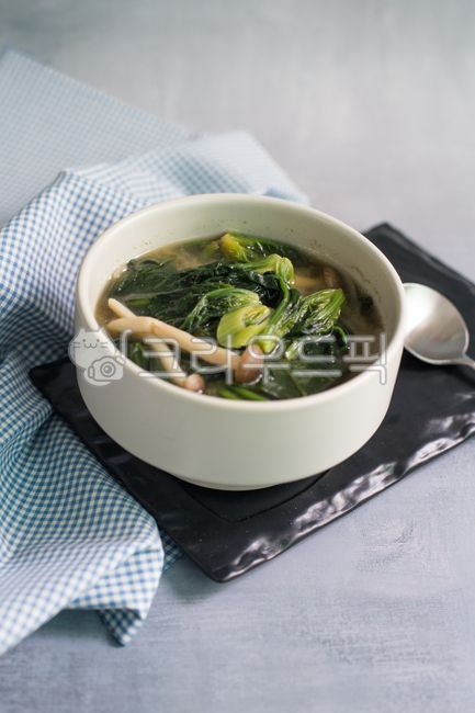 soup,soup bowl,spinach,green,vegetable,green vegetables,food,Spinach miso soup,root vegetables,root,ingredients,organic,Miso soup