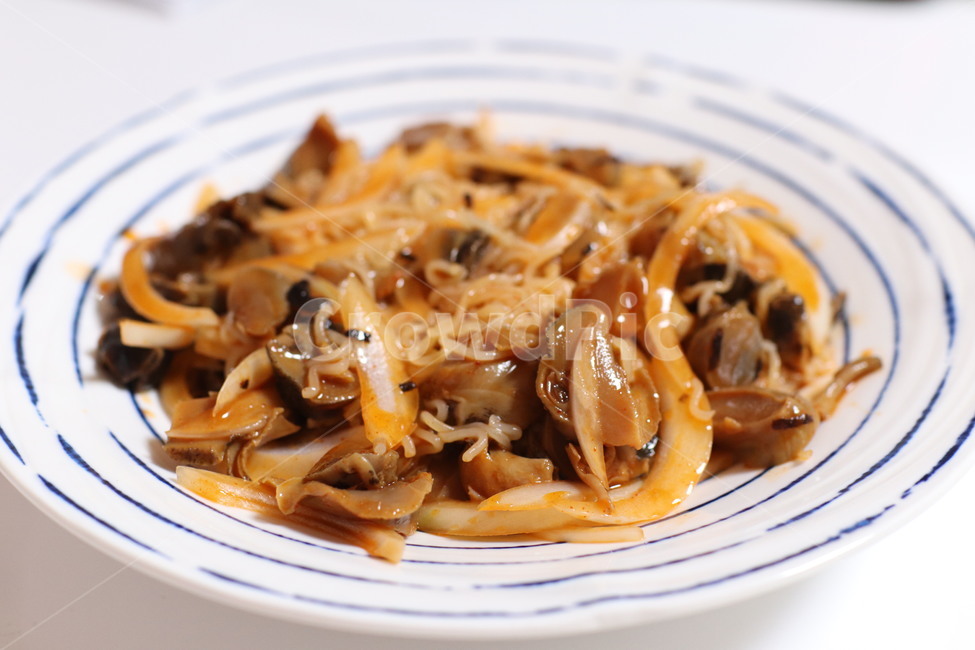 비빔면,골뱅이,골빔면,국수,골뱅이비빔,한국음식,한국요리,한식,양파,접시,dishes,식재료,음식,점심,야식,간단한음식,매운맛,매운음식,젓가락,한젓갈,한젓가락,koreanfood,koreancook,koreanmeal,조합