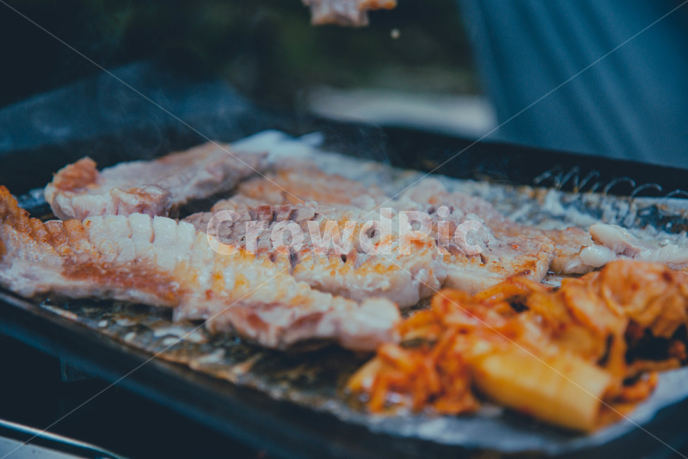 고기,캠핑,음식,야외,삼겹살,노란색,김치,연기,음식,식재료,요리,food,cook,meal,dishes,food reserves,육류,고기,meat