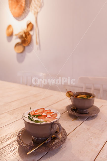과일차,찻잔,티타임,찻집,테이블,그릇,커피,차,티,카페,내부,실내,접시,두잔,두개,둘,나무,목재,식탁,탁상,가구,원목,음료,마실것,장식,데코,감성,컵,탁자,의자,조감,모던,분위기,사과,딸기,과일,상큼한,음료수,drink,beverage